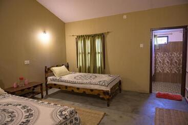 Hotel Tharu Community Lodge