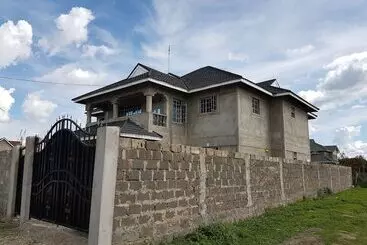 Maggys Airport Guest House   Hostel