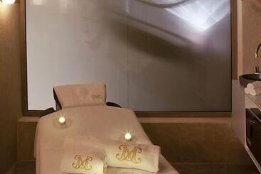 هتل La Maison D'uzès Relais & Châteaux