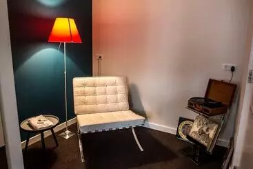 Hotel In  T Holt 1654