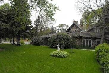 Cobblestone Manor B&b