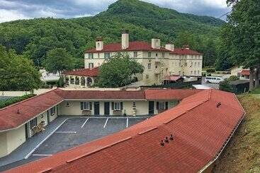 Отель The 1927 Lake Lure Inn & Spa