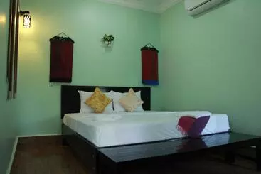 Отель The Coconut House