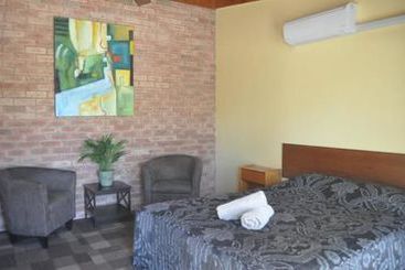 Motel Lightning Ridge Outback Resort & Caravan Park