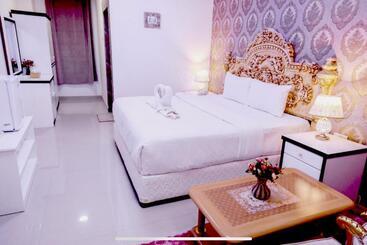 Capital O 141 Golden Rays