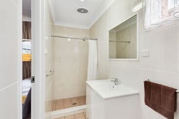 Hotel Fossicker Caravan Park