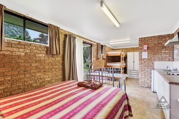 فندق Fossicker Caravan Park