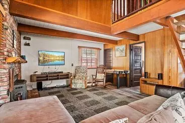 Mökkimajoitus Happy Bear Cabin Hike, Bike & More!