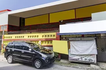 Spot On 91159 Kost Putrana Syariah