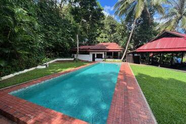 בית מלון כפרי Lao Lake House