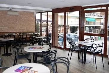 هتل Queens Adults Only