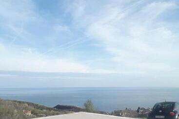 هتل آپارتمان апартамент с изглед към морето и външен басейн