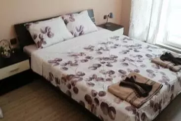 Aparthotel апартамент с изглед към морето и външен басейн