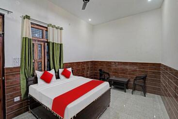 בית מלון כפרי Oyo Flagship 81122  Midtown