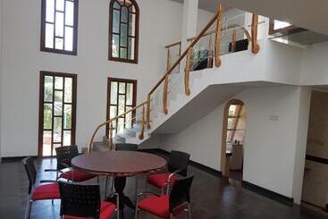 Пансион The Twin Grand Apartments And Guest House