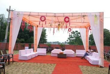 Hotel Oyo Shiva The Midas Farm