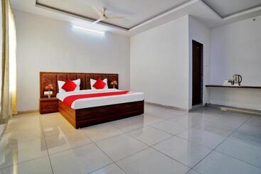 ホテル O Raj Villas