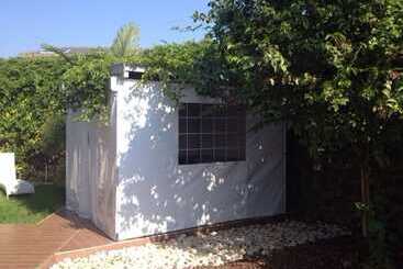 관광객 아파트 Black And White Holiday