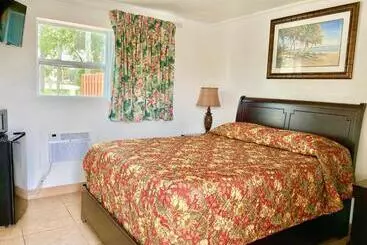 Glades Motel   Naples