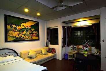 هتل Karon Cafe Inn