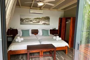هتل White Sands Lodge