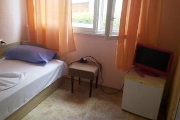 پانسیون Lenny