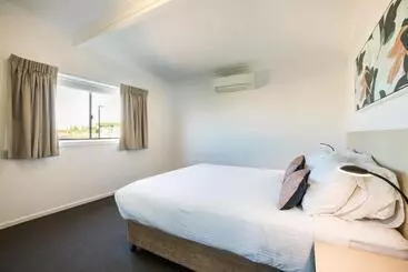 מוטל Nightcap At Golden Beach Tavern