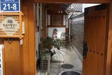 הוסטל The Place Seoul Hanok Guesthouse