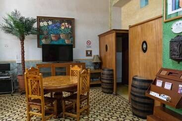 בית מלון כפרי Colonial