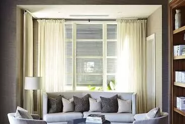 هتل The Island House