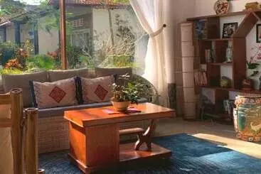 Maison
 Bamboo Cottages