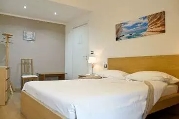 تختخواب و صبحانه Atticoromantica