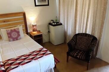 酒店 The Bush Pub & Inn