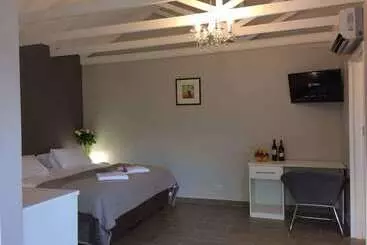 تختخواب و صبحانه Sunbird Guest House