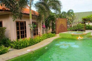 Отель Baan Yusabai