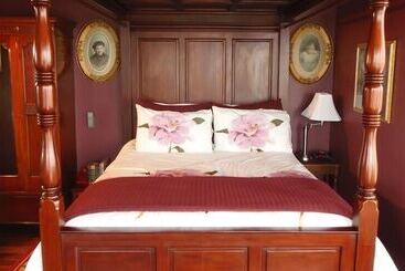 مبيت وإفطار The Collins Inn And Seaside Cottages   Adults Only