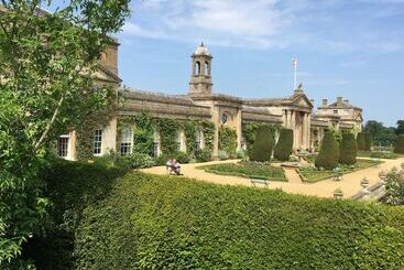 膳宿费 Whitley Coach House