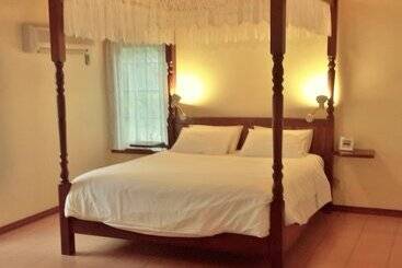 Отель Heatherlie Cottages Halls Gap