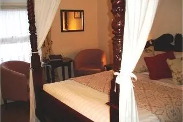 Hotelli The Four Poster