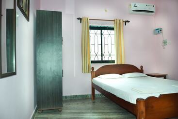 Morjim Sunset Guesthouse Apartments With Kitchen & Ac Rooms