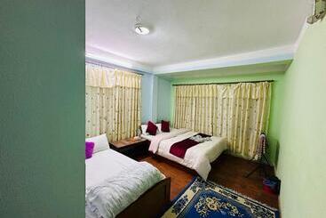 هتل Mountains Mirror