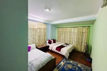 Hotel Mountains Mirror