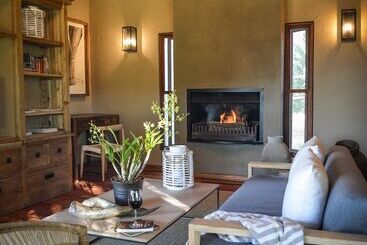 בית מלון כפרי Lion Sands Narina Lodge