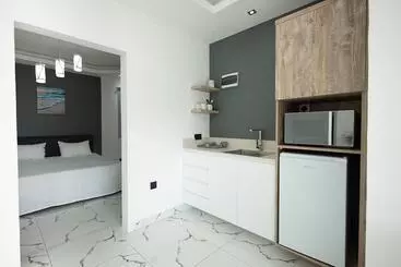 هتل آپارتمان O Beach Boutique Studios