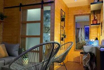 ベッドアンドブレックファースト Cense Ab