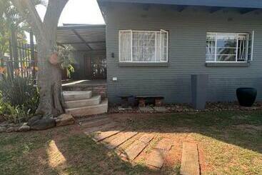 פנסיון Palm House Accomodation