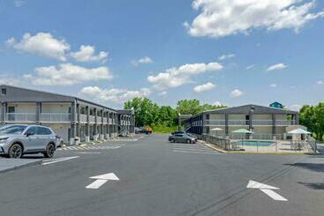 Отель Suburban Studios Verona Staunton North