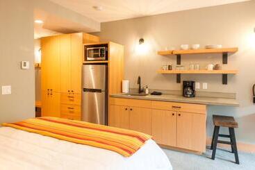 هتل آپارتمان The Suites On Main