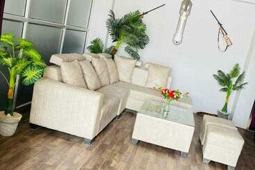 בית מלון כפרי Oyo 89244 Saras Regidence