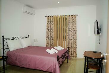 تختخواب و صبحانه Arti Apartments